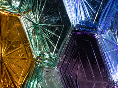 превью публикации Незрячие люди смогут посетить тифлоэкскурсию по выставке, посвященной стеклянному кирпичу Фальконье